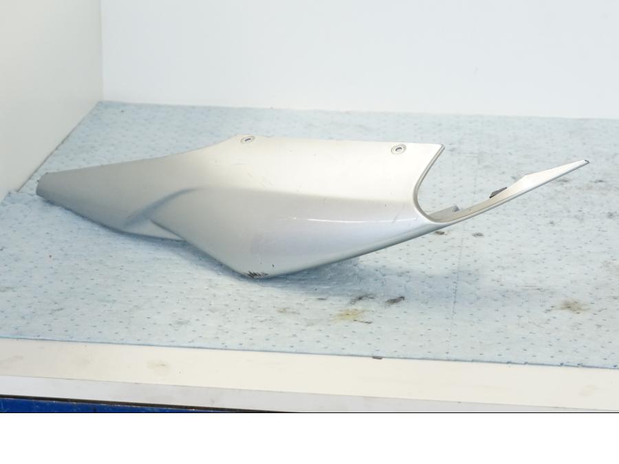 Vänster sida på Bakvinge från en Suzuki GSX-R 1000 -2008 motorcykel.