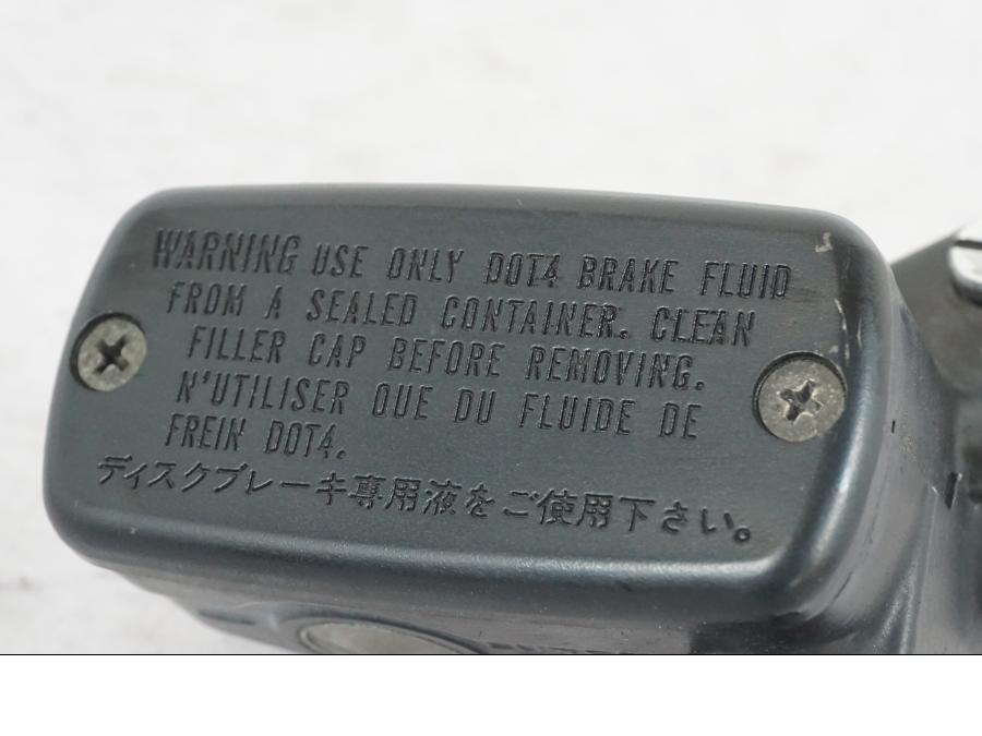 Snett nerifrån på Bromshuvudcylinder från en Honda CBR 1000 F -1989 motorcykel.