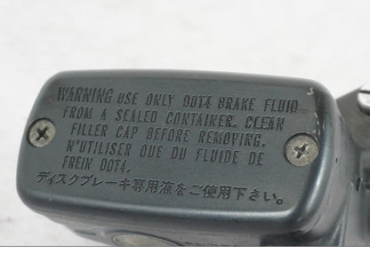 Snett nerifrån på Bromshuvudcylinder från en Honda CBR 1000 F -1989 motorcykel.