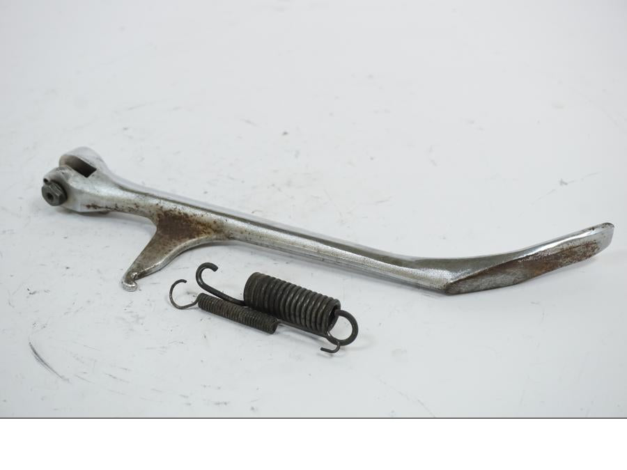 Framsidan på Sidostöd från en Honda VT 600 C -1995 motorcykel.