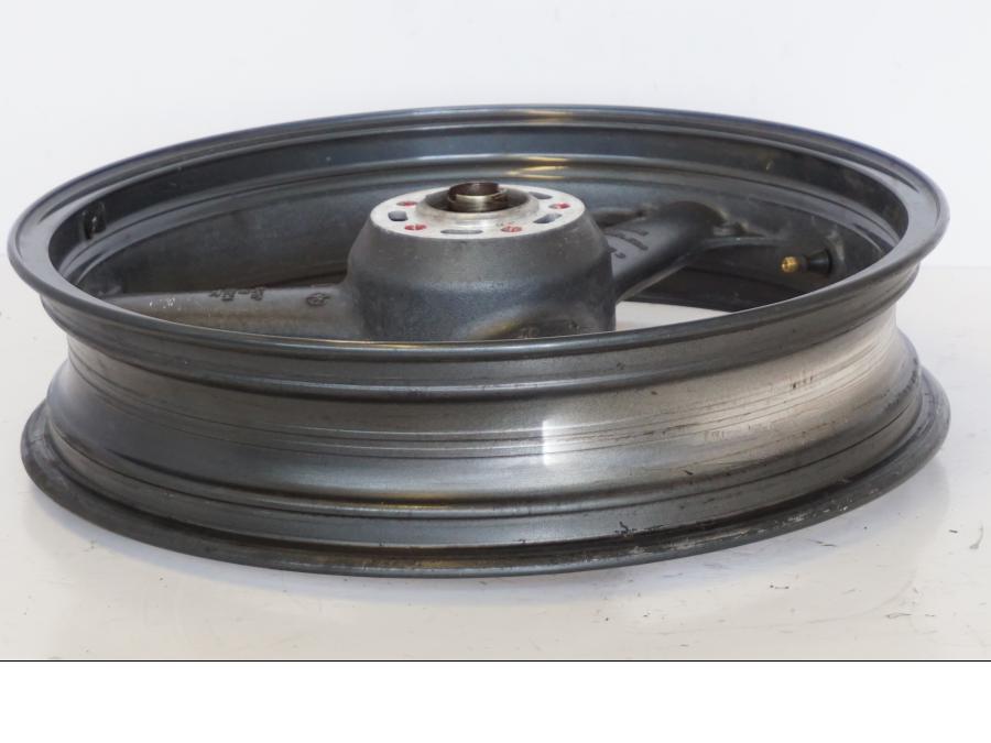 Höger sida på Fälg från en Kawasaki ZR-7 -2001 motorcykel.