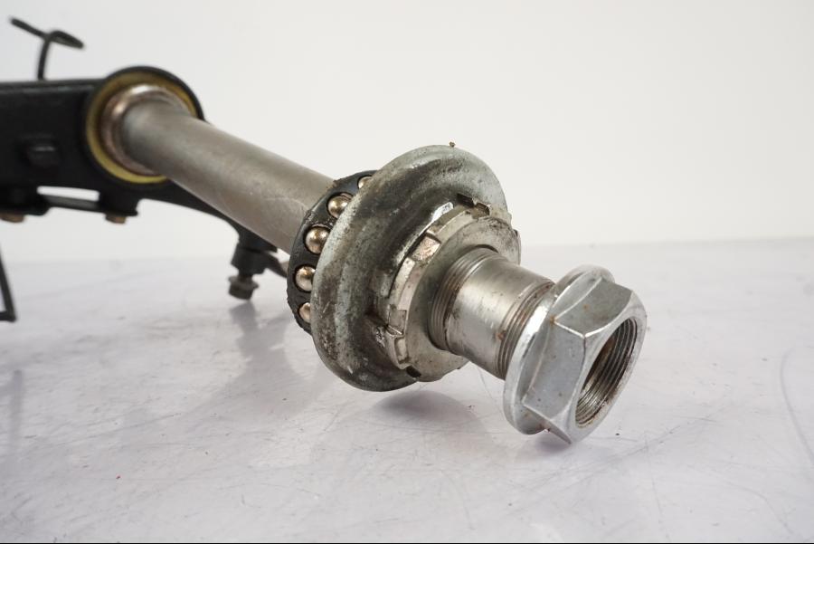 Snett nerifrån på Gaffelkrona från en Honda VFR 750 -1994 motorcykel.