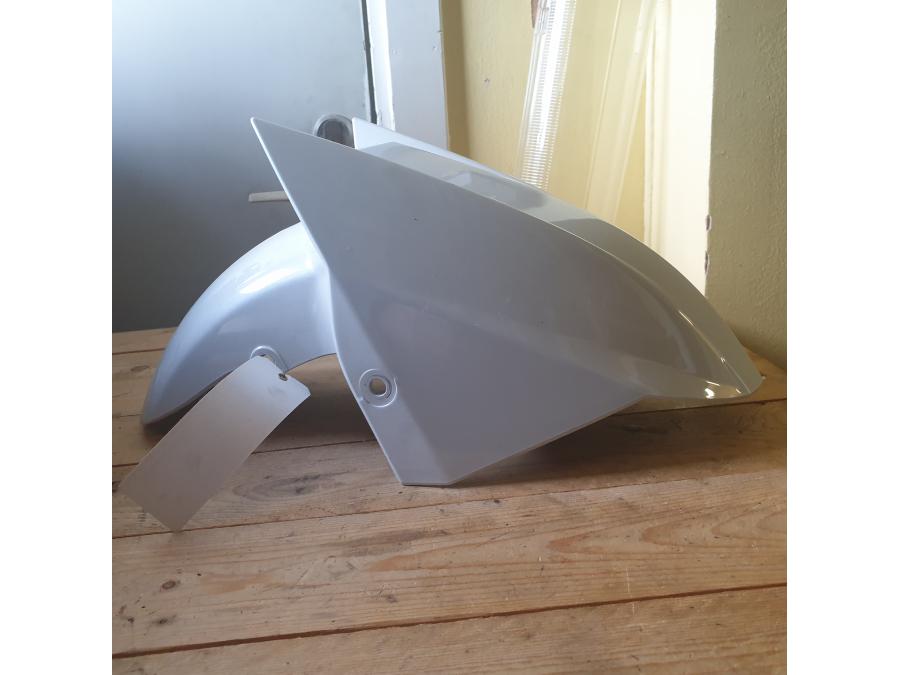 Vänster sida på Framskärm från en Yamaha Cygnus -2012 motorcykel.