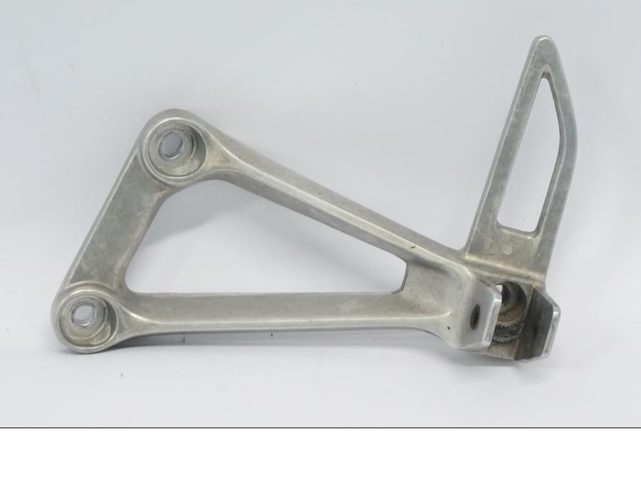 Baksidan på Fotpinnefäste från en Honda CB 500 X -2015 motorcykel.