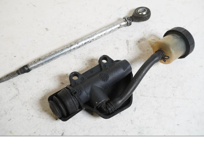 Baksidan på Bromshuvudcylinder från en KTM 640 Duke -2006 motorcykel.