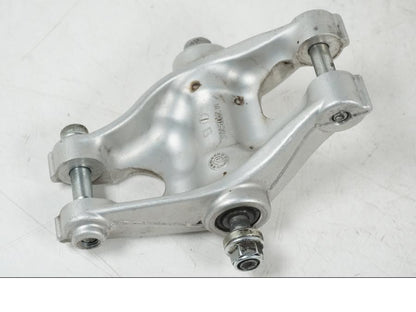 Vänster sida på Stötdämparlänkage från en Ducati Streetfighter S -2011 motorcykel.