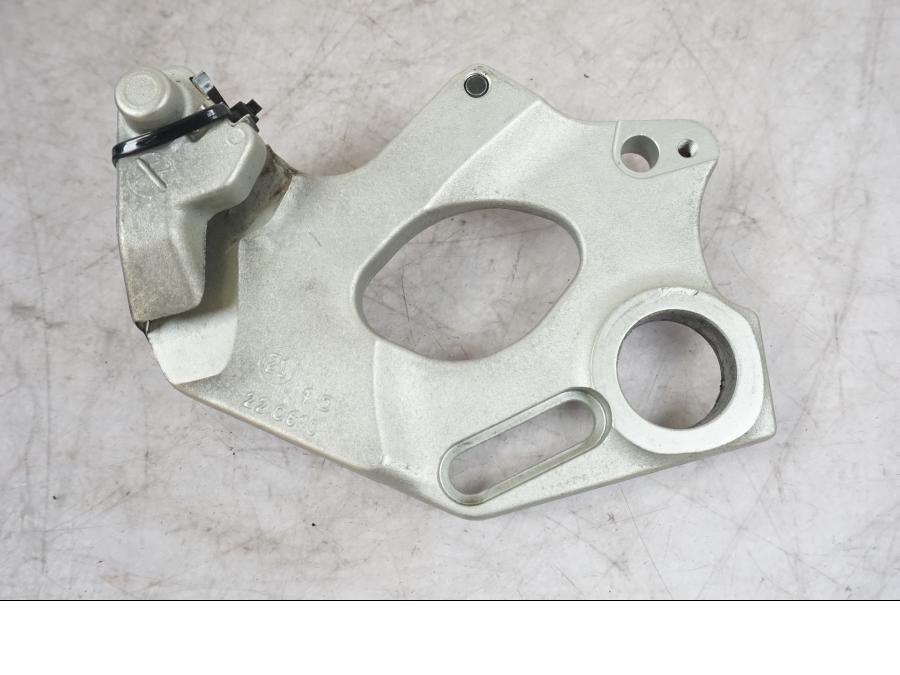 Snett nerifrån på Bromsoksfäste från en Ducati Desert X -2022 motorcykel.