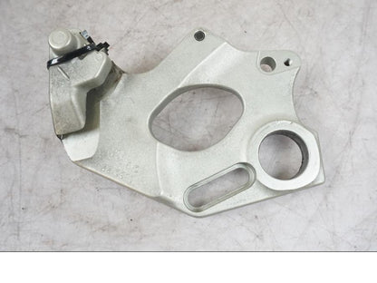 Snett nerifrån på Bromsoksfäste från en Ducati Desert X -2022 motorcykel.