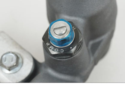 Snett nerifrån på Stötdämpare från en Suzuki GSX-R 1000 -2007 motorcykel.