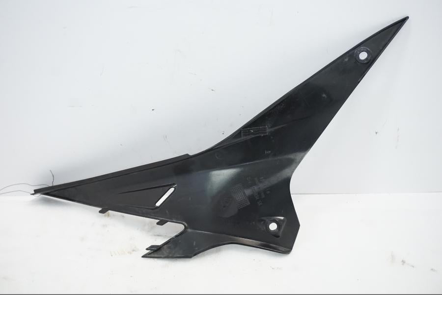 Baksidan på Sidopanel från en Aprilia RSV 1000 -2010 motorcykel.