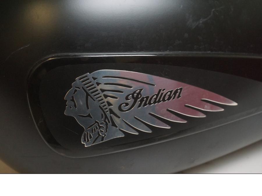 Höger sida på Bensintank från en Indian Chieftain Dark Horse -2019 motorcykel.