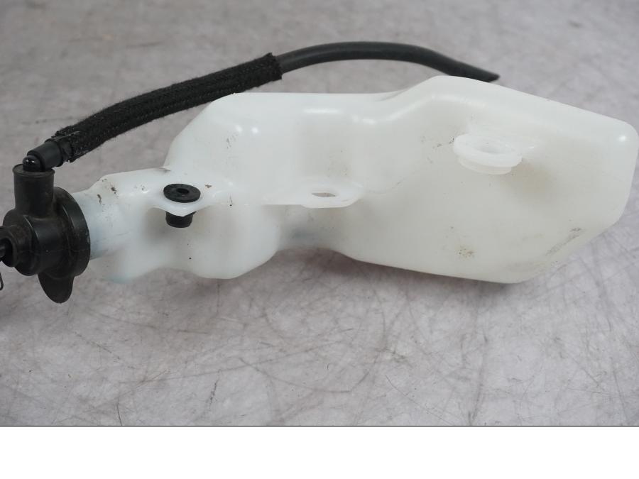 Snett nerifrån på Vattenexpansionskärl från en Yamaha MT-09 -2024 motorcykel.