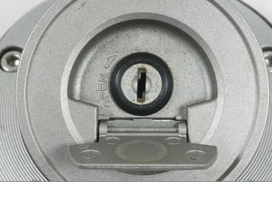 Snett nerifrån på <p>Låssats från Yamaha FZ-8S FAZER ABS 2011.</p>

<p>Tändningslås, antenn, tanklock, sadellås, CDI och 1st nyckel.</p> motorcykel.