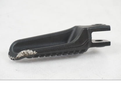 Vänster sida på Fotpinne från en KTM 1290 Super Duke R EVO -2023 motorcykel.