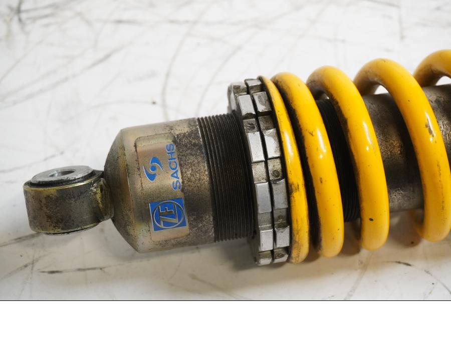 Baksidan på Stötdämpare från en Ducati Monster 800 -2005 motorcykel.