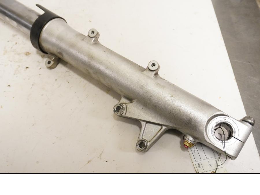 Vänster sida på Gaffelben från en Honda CBR 600 RR -2003 motorcykel.