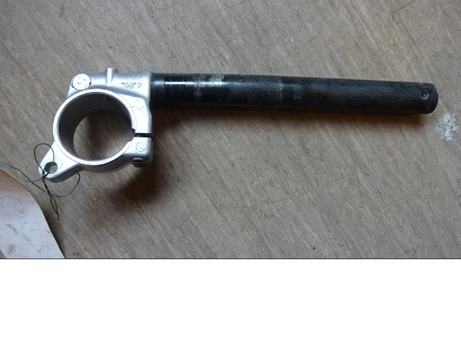 Baksidan på Styre från en Yamaha YZF 600 R -1997 motorcykel.