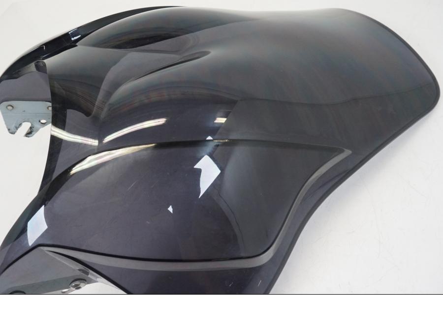 Snett uppifrån på Vindruta från en Honda CB 750 -2002 motorcykel.