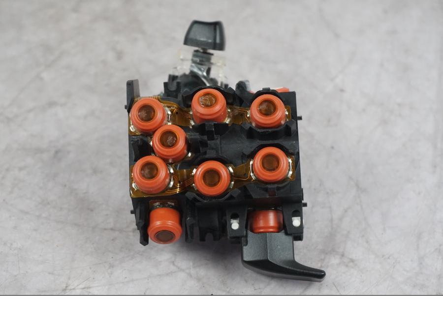 Snett nerifrån på Styrelreglage från en Ducati Multistrada V4 -2024 motorcykel.