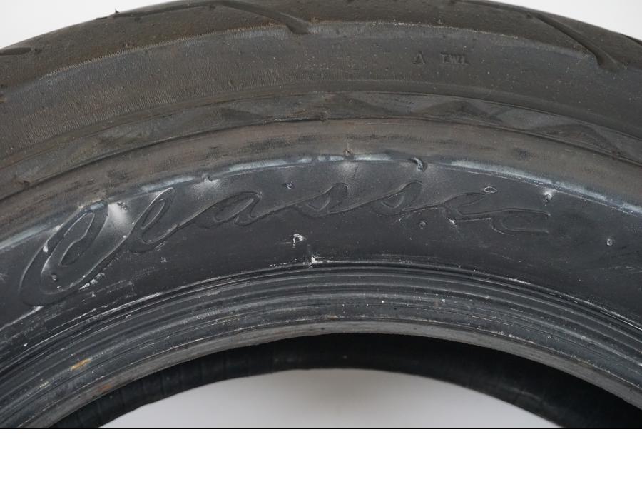 Baksidan på <p>Begagnad däck av märket Maxxis och modell Classic.</p>

<p>Dimension 170/80-15. </p>

<p>Mönsterdjup ca: 60% (4,60mm).</p>

<p>Tillv 2322.</p> moped.