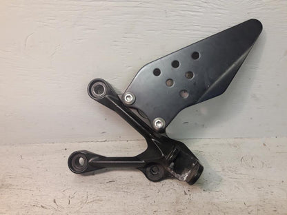 Framsidan på Fotpinnefäste från en Kawasaki ZX-6R -2008 motorcykel.