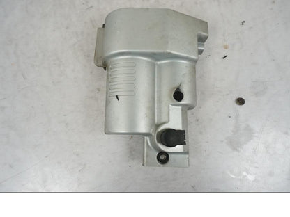 Baksidan på Startmotorkåpa från en BMW R 850 R -2004 motorcykel.