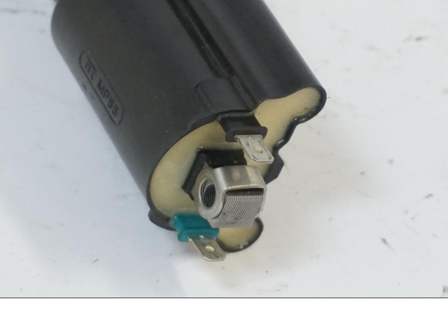 Baksidan på Tändspole från en Honda CB 650 R -2019 motorcykel.