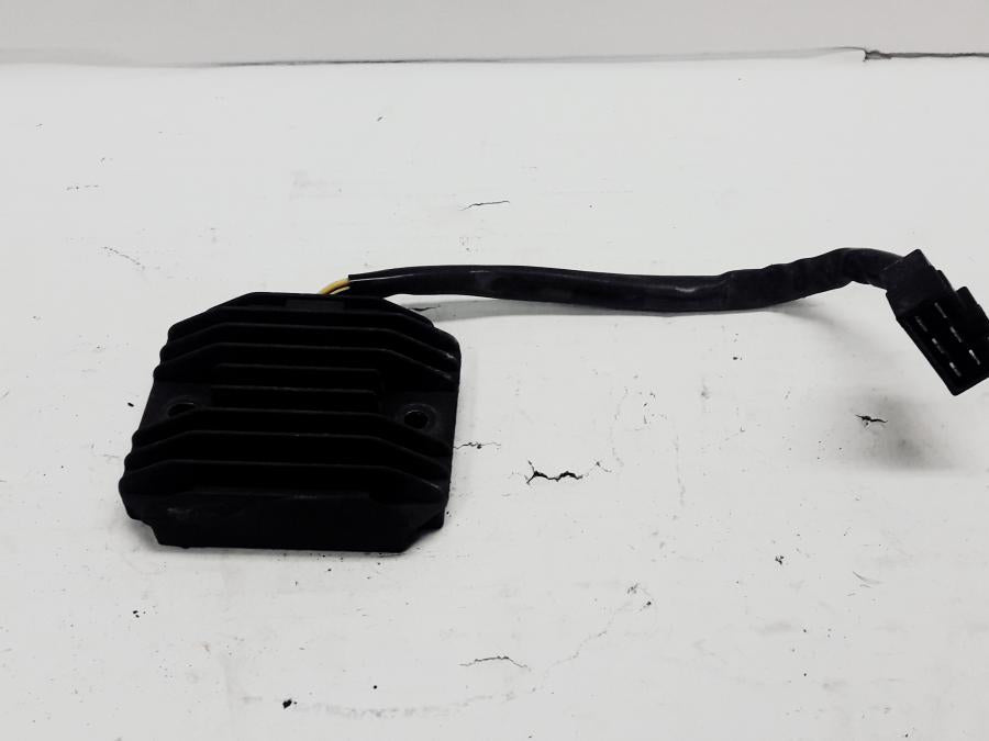 Framsidan på Likriktare från en Kawasaki VN 800 -1995 motorcykel.