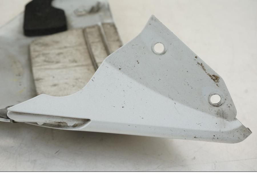 Snett nerifrån på Magkåpa från en Yamaha YZF 1000 R1 -2009 motorcykel.