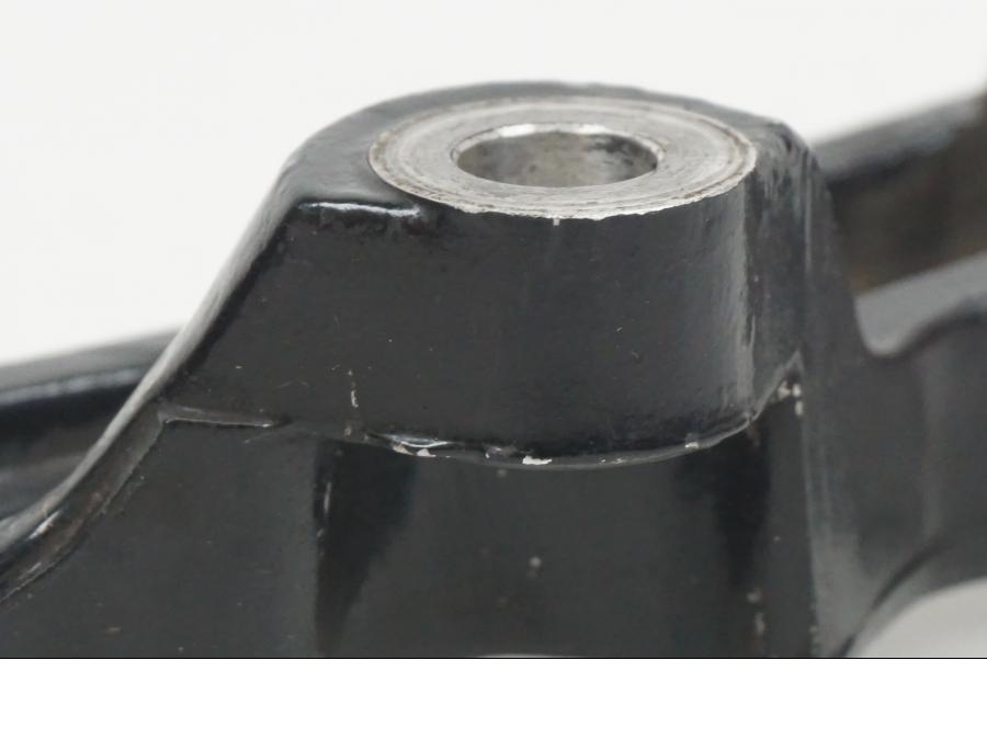 Snett uppifrån på Bromsoksfäste från en Yamaha XJ 900 -1997 motorcykel.