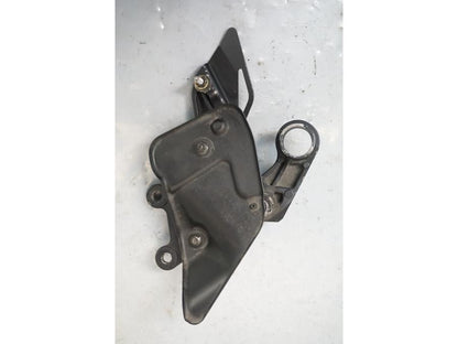 Baksidan på Fotpinnefäste från en Honda CBR 1000 RR -2009 motorcykel.