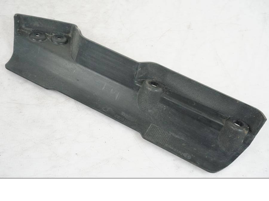 Baksidan på Gaffelbensskydd från en Triumph Tiger Explorer -2013 motorcykel.