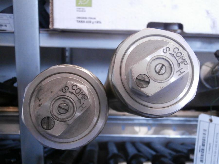 Snett nerifrån på Gaffelben från en Suzuki DRZ 400 -2006 motorcykel.