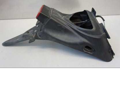 Baksidan på Skylthållare från en Suzuki SFV 650 A Gladius -2012 motorcykel.