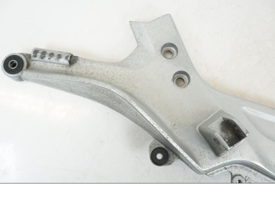 Vänster sida på Fotpinnefäste från en Honda ST 1300 -2002 motorcykel.