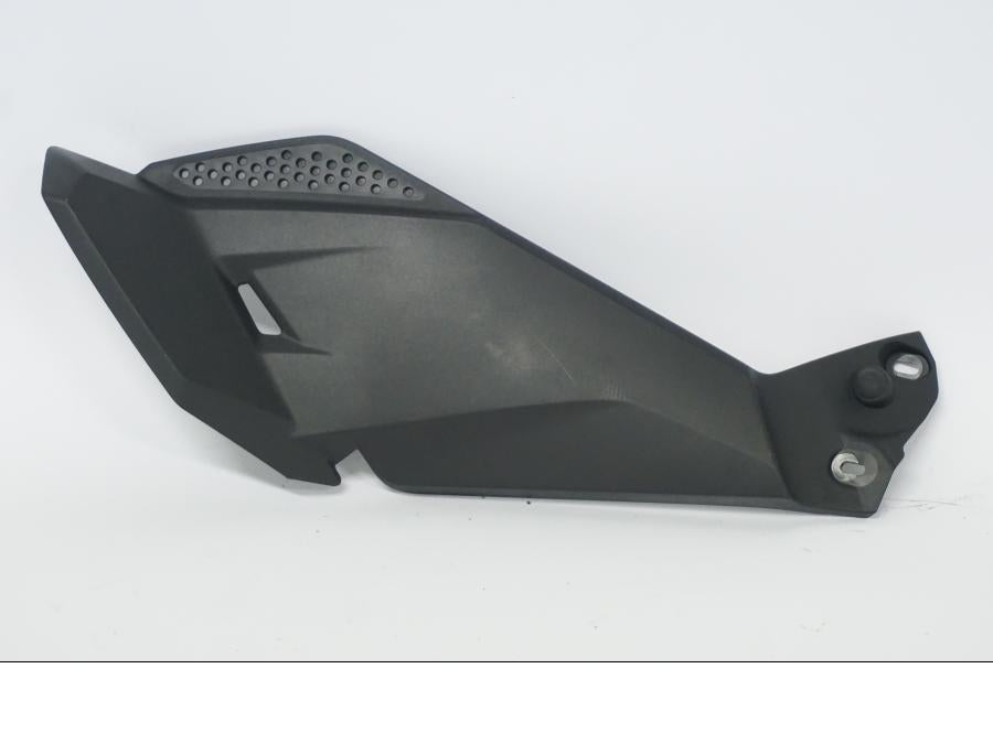 Framsidan på Bensintankskåpa från en BMW R 1250 GS -2022 motorcykel.