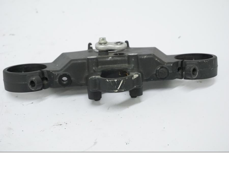 Snett nerifrån på Gaffelkrona från en Honda CBR 1000 RR -2006 motorcykel.