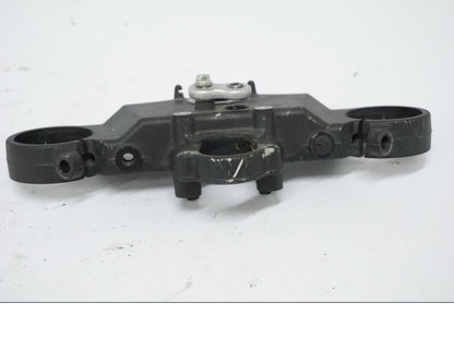 Snett nerifrån på Gaffelkrona från en Honda CBR 1000 RR -2006 motorcykel.