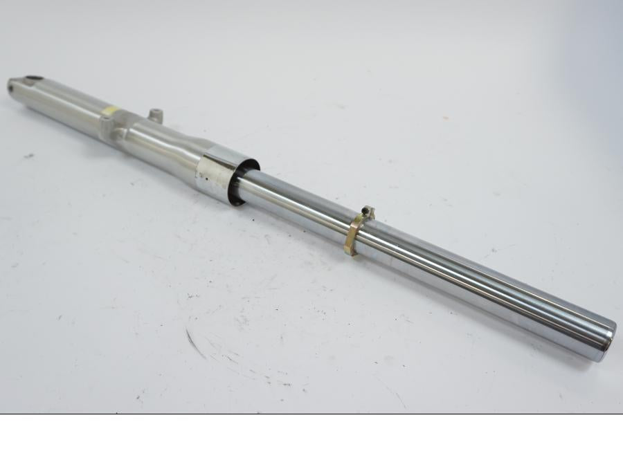 Vänster sida på Gaffelben från en Kawasaki VN 1500 -2002 motorcykel.