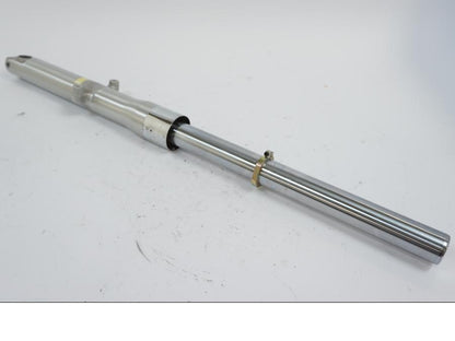 Vänster sida på Gaffelben från en Kawasaki VN 1500 -2002 motorcykel.