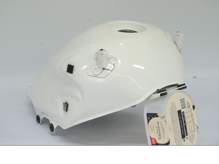 Vänster sida på Bensintank från en Kawasaki Z 900 -2019 motorcykel.