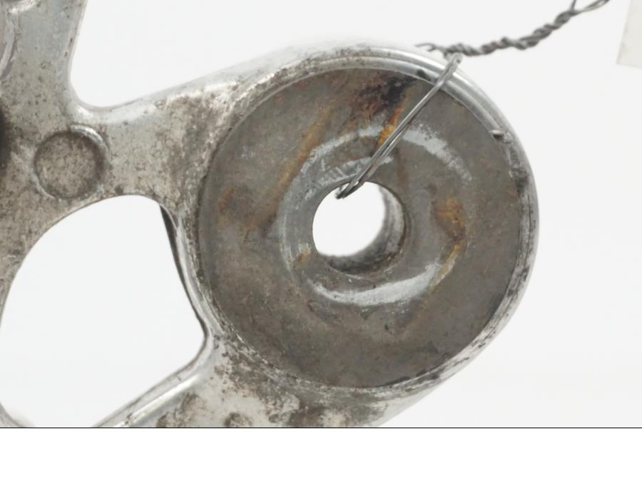 Vänster sida på Fotpinnefäste från en Yamaha XJ 900 -1997 motorcykel.