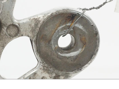 Vänster sida på Fotpinnefäste från en Yamaha XJ 900 -1997 motorcykel.