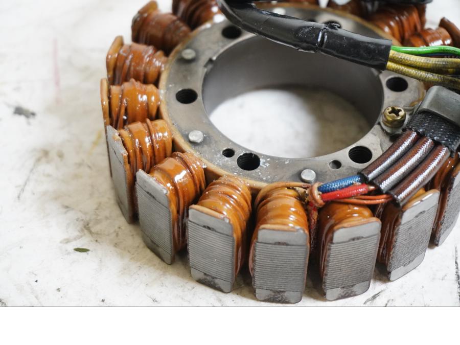 Baksidan på Generator från en Suzuki TL 1000 S -1997 motorcykel.