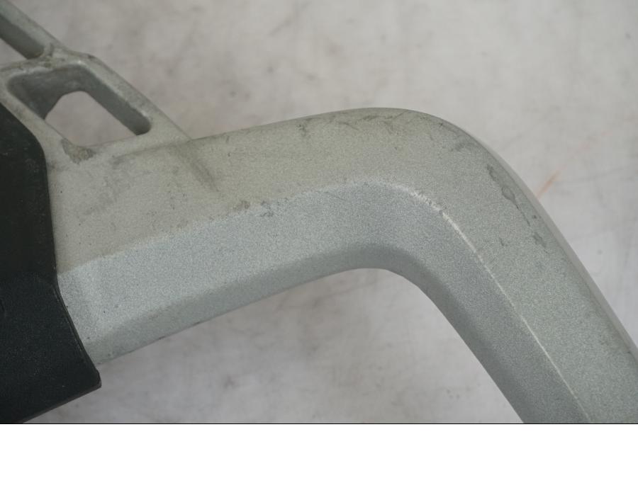 Snett uppifrån på Passagerarhandtag från en Triumph Tiger Explorer -2013 motorcykel.