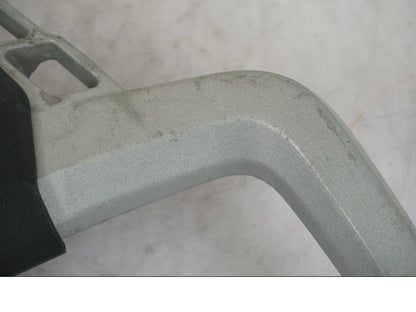 Snett uppifrån på Passagerarhandtag från en Triumph Tiger Explorer -2013 motorcykel.