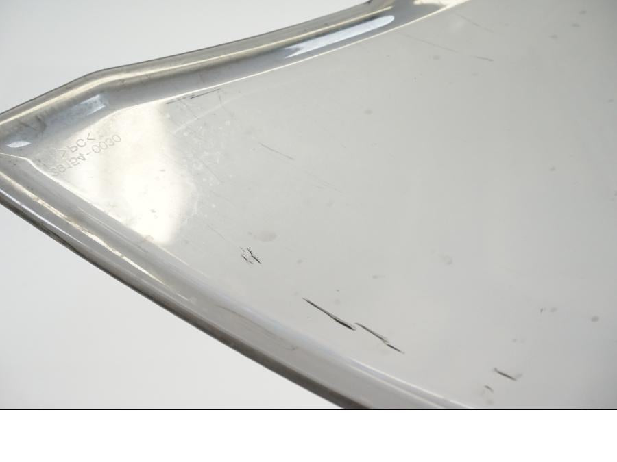 Snett nerifrån på Vindruta från en Suzuki GSX 1300 R -2010 motorcykel.