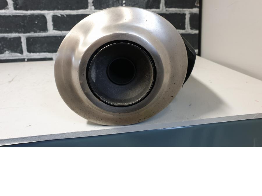 Höger sida på Ljuddämpare från en Ducati Monster 696 -2013 motorcykel.