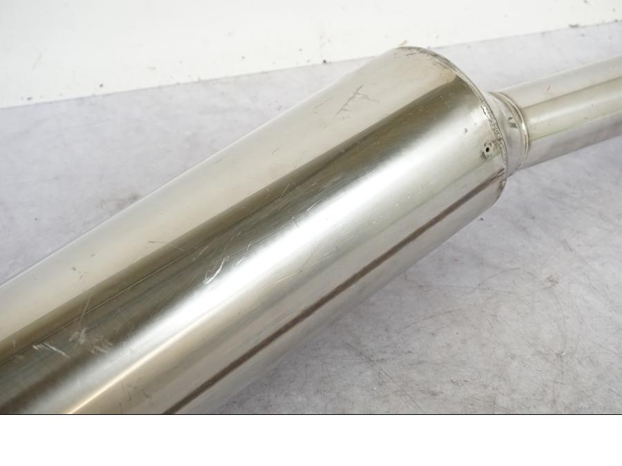 Snett nerifrån på Ljuddämpare från en Honda CBR 1100 XX -1998 motorcykel.