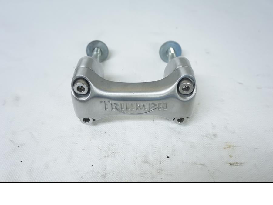Framsidan på Styrfäste från en Triumph Bonneville -2001 motorcykel.